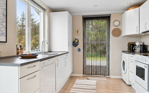 Luchia - 200M to the Fjord: Countertop, Køkken Apparat, Køkken, Træ, Større Bandage, Indretning, Gulvbelægning, Møbel, Cabinetry, Husholdningsapparat