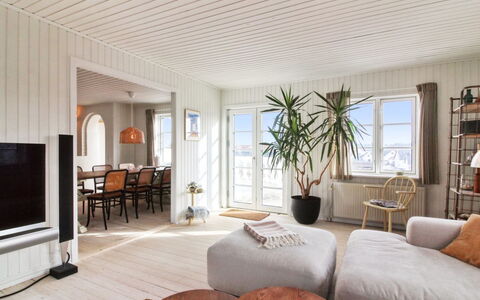Edmond - 150M from the Sea: Indretning, Møbel, Gulvbelægning, Etage, Væg, Træ, Trægulve, Loft, Couch, Stue