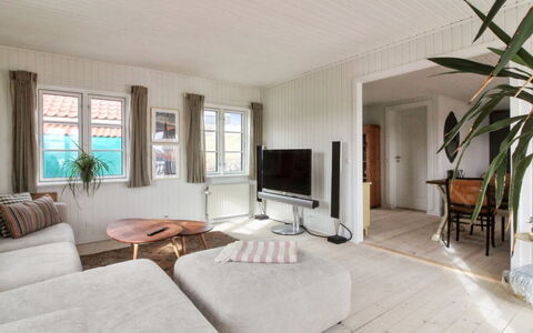 Edmond - 150M from the Sea: Gulvbelægning, Væg, Etage, Indretning, Træ, Møbel, Couch, Loft, Stue, Hjem
