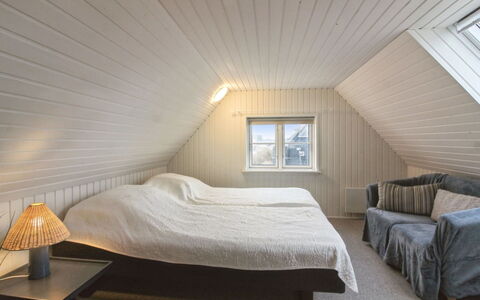 Edmond - 150M from the Sea: Væg, Træ, Loft, Gulvbelægning, Etage, Soveværelse, Indretning, Seng, Sengetøj, Belysning