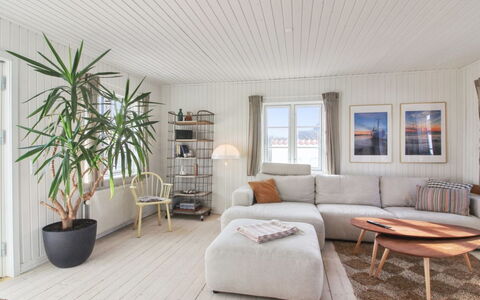 Edmond - 150M from the Sea: Gulvbelægning, Etage, Træ, Indretning, Trægulve, Couch, Møbel, Stue, Loft, Hjem