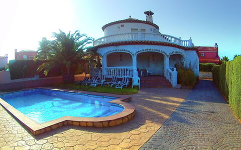 Villa Marisol: Vand, Himmel, Ejendom, Plante, Azure, Svømmepøl, Belysning, Fritid, Landskab, Træ
