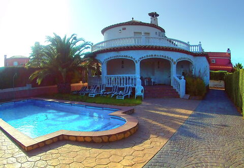 Villa Marisol: Vand, Himmel, Ejendom, Plante, Azure, Svømmepøl, Belysning, Fritid, Landskab, Træ