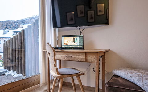 Chesa Narcissa F4: Møbel, Elektronisk Apparat, Indretning, Værelse, Television, Computer Desk, Fjernsyn, Stol