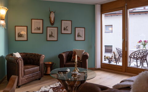 Chesa Narcissa F4: Brun, Møbel, Ejendom, Billedramme, Bygning, Bord, Træ, Belysning, Indretning, Stueplante
