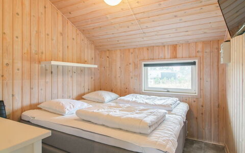 Birger - 500M from the Sea: Træ, Soveværelse, Seng, Sengetøj, Sengetøj, Loft, Bed Frame, Hårdttræ, Bejdse, Planke