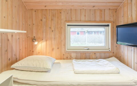 Birger - 500M from the Sea: Soveværelse, Træ, Indretning, Seng, Loft, Sengetøj, Gulvbelægning, Etage, Sengetøj, Belysning