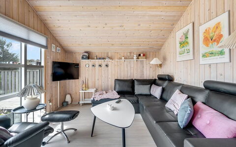 Birger - 500M from the Sea: Træ, Indretning, Loft, Møbel, Hjem, Stue, Værelse, Lysarmatur, Couch, Trægulve