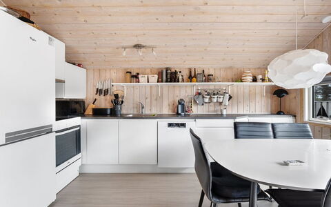 Birger - 500M from the Sea: Køkken, Møbel, Countertop, Indretning, Køkken Apparat, Gulvbelægning, Lysarmatur, Træ, Loft, Større Bandage