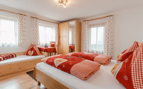 Apartment Taubenstein: Ejendom, Vindue, Møbel, Komfort, Træ, Textile, Orange, Indretning, Skygge