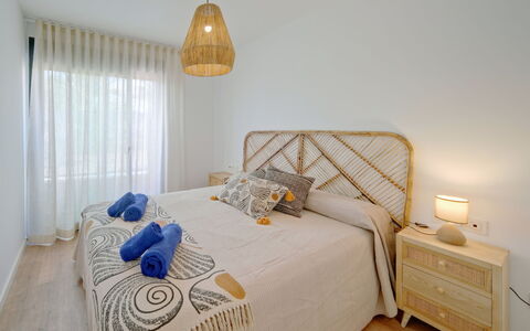 Essential Javea: Bygning, Vand, Himmel, Daytime, Ejendom, Plante, Blå, Azure, Vindue, Arkitektur