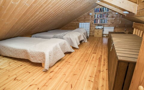 Kuksatie 8 B: Etage, Gulvbelægning, Træ, Trægulve, Loft, Indretning, Møbel, Attic, Værelse, Hårdttræ