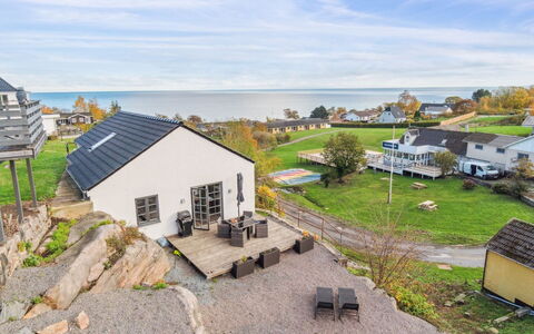 Eleana - 300M from the Sea: Træ, Tag, Arkitektur, Hjem, Hus, Sommerhus, Sidespor, Hårdttræ, Hældning, Estate