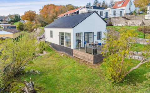 Eleana - 300M from the Sea: Træ, Tag, Arkitektur, Hjem, Hus, Sommerhus, Sidespor, Hårdttræ, Hældning, Estate