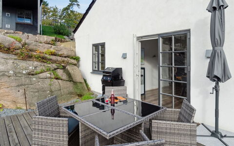 Eleana - 300M from the Sea: Træ, Tag, Arkitektur, Hjem, Hus, Sommerhus, Sidespor, Hårdttræ, Hældning, Estate