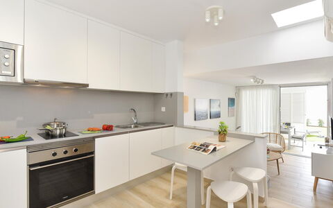 Bungalow Miami Beach Aj06: Countertop, Cabinetry, Håndvask, Bygning, Køkken, Træ, Indretning, Komfur, Køkken Apparat, Bord