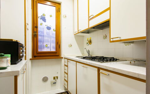 Le Motte: Ejendom, Cabinetry, Indretning, Køkken, Håndvask, Træ, Gul, Komfur, Køkken Apparat, Etage