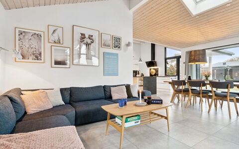 Windelgard - 140M from the Sea: Træ, Tag, Arkitektur, Hjem, Hus, Sommerhus, Sidespor, Hårdttræ, Hældning, Estate