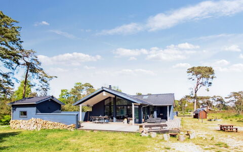 Windelgard - 140M from the Sea: Træ, Tag, Arkitektur, Hjem, Hus, Sommerhus, Sidespor, Hårdttræ, Hældning, Estate