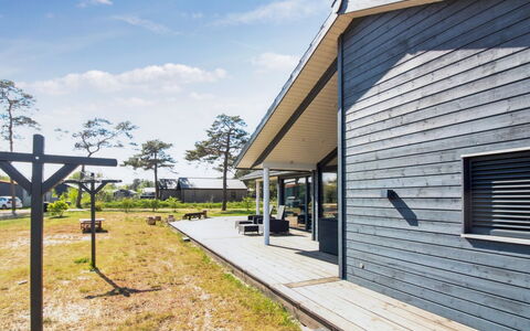 Windelgard - 140M from the Sea: Træ, Tag, Arkitektur, Hjem, Hus, Sommerhus, Sidespor, Hårdttræ, Hældning, Estate