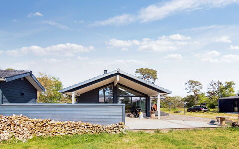 Windelgard - 140M from the Sea: Træ, Tag, Arkitektur, Hjem, Hus, Sommerhus, Sidespor, Hårdttræ, Hældning, Estate