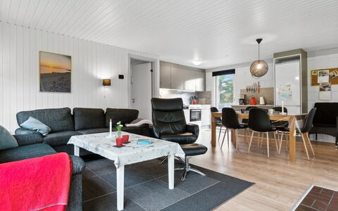 Pia - 250M to the Fjord: Møbel, Indretning, Træ, Loft, Couch, Stue, Hjem, Gulvbelægning, Belysning, Hus