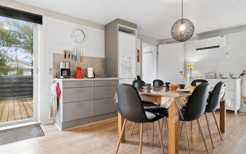 Pia - 250M to the Fjord: Gulvbelægning, Møbel, Indretning, Træ, Etage, Loft, Køkken, Trægulve, Countertop, Køkken & Spisebord