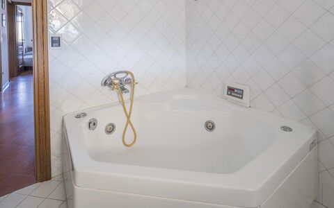 La Bouganville, Forte Dei Marmi, Private Garden, W: Badekar, Sanitærarmatur, Badeværelse, Gulvbelægning, Vvs, Indretning, Etage, Kompositmateriale, Værelse, Tap