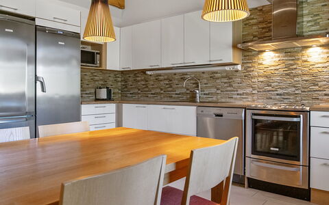 Nilikuru D9: Møbel, Countertop, Køkken, Indretning, Gulvbelægning, Væg, Cabinetry, Lysarmatur, Træ, Loft