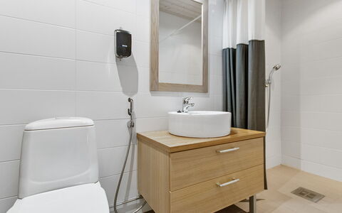 Nilikuru D9: Sanitærarmatur, Gulvbelægning, Indretning, Etage, Badeværelse, Badeværelsesvask, Toilet, Håndvask, Tap, Badeværelsesskab