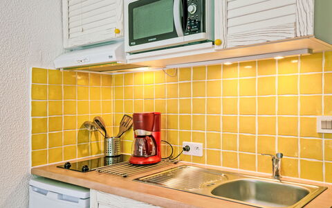 La Pomme de Pin: Køkkenvask, Cabinetry, Tap, Håndvask, Countertop, Ejendom, Sanitærarmatur, Grøn, Køkken, Indretning