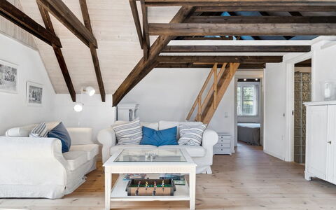 Emanuela - 800M from the Sea: Gulvbelægning, Indretning, Træ, Møbel, Loft, Etage, Trægulve, Stue, Værelse, Couch