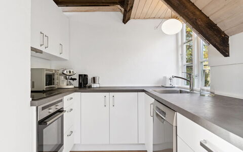 Emanuela - 800M from the Sea: Køkken, Countertop, Gulvbelægning, Indretning, Træ, Loft, Køkken Apparat, Etage, Møbel, Cabinetry