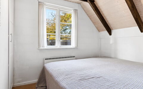 Emanuela - 800M from the Sea: Væg, Træ, Gulvbelægning, Etage, Soveværelse, Loft, Indretning, Seng, Hjem, Lejlighed