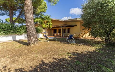 Argentario Giannella Apartment- Orbetello, Toscana: Plante, Bygning, Ejendom, Himmel, Vindue, Træ, Skygge, Land Lot, Hus, Sky