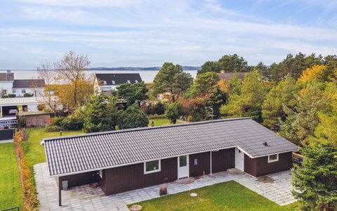 Ilva - 250M from the Sea: Tag, Hjem, Dør, Sommerhus, Skygge, Sidespor, Gård, Estate, Backyard