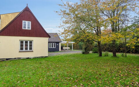 Edele - 3.8Km from the Sea: Tag, Hjem, Dør, Sommerhus, Skygge, Sidespor, Gård, Estate, Backyard