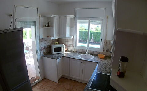 Villa Laura: Cabinetry, Køkkenvask, Countertop, Vindue, Håndvask, Køkken Apparat, Køkken, Komfur, Indretning, Husholdningsapparat