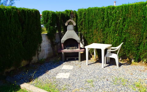 Villa Laura: Plante, Plantesamfund, Grøn, Himmel, Bord, Udendørs Møbler, Udendørs Bench, Vegetationen, Naturlige Landskab, Landskab