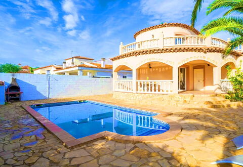 Villa Manuela: Sky, Himmel, Bygning, Ejendom, Vand, Plante, Blå, Hus, Vindue, Svømmepøl