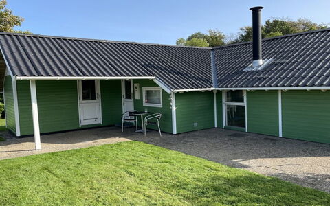 Esther - 500M from the Sea: Møbel, Bord, Udendørs Møbler, Udendørs Bord, Stol, Bejdse, Skygge, Backyard, Sommerhus, Køkken & Spisebord