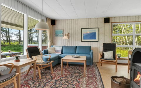 Fränze - 980M from the Sea: Møbel, Indretning, Gulvbelægning, Etage, Loft, Værelse, Stol, Bord, Lejlighed, Køkken & Spisebord
