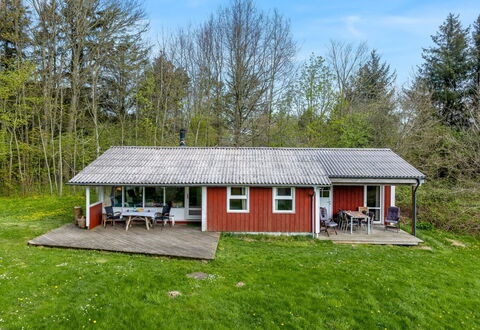 Fränze - 980M from the Sea: Vindue, Facade, Boligområde, Hjem, Kompositmateriale, Skydevindue, Estate, Sidespor, Dagslys