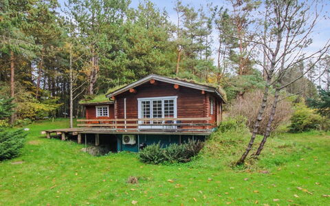 Peadda - 900M from the Sea: Møbel, Indretning, Gulvbelægning, Etage, Loft, Værelse, Stol, Bord, Lejlighed, Køkken & Spisebord