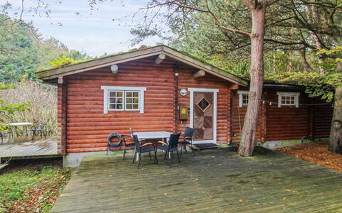 Peadda - 900M from the Sea: Møbel, Indretning, Gulvbelægning, Etage, Loft, Værelse, Stol, Bord, Lejlighed, Køkken & Spisebord