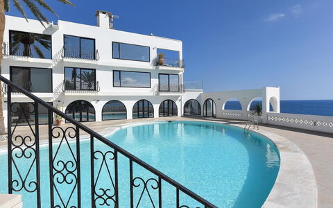 Seaside Suite 302: Plante, Bygning, Himmel, Sky, Vindue, Hus, Træ, Dør, Land Lot, Skygge