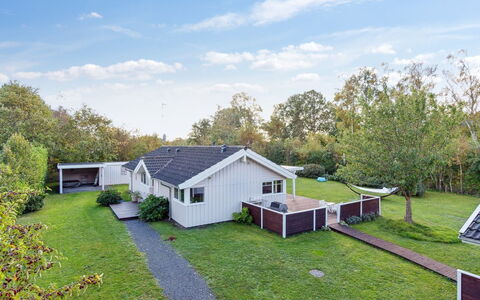 Hilaria - 1.4Km from the Sea: Hjem, Boligområde, Hus, Sommerhus, Tag, Land Lot, Sidespor, Have, Estate, Lawn
