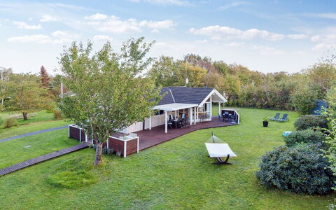 Hilaria - 1.4Km from the Sea: Hjem, Boligområde, Hus, Sommerhus, Tag, Land Lot, Sidespor, Have, Estate, Lawn
