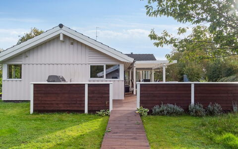 Hilaria - 1.4Km from the Sea: Hjem, Boligområde, Hus, Sommerhus, Tag, Land Lot, Sidespor, Have, Estate, Lawn