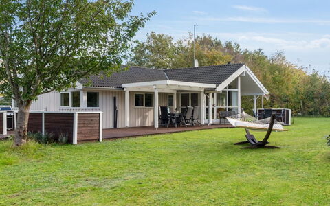 Hilaria - 1.4Km from the Sea: Hjem, Boligområde, Hus, Sommerhus, Tag, Land Lot, Sidespor, Have, Estate, Lawn